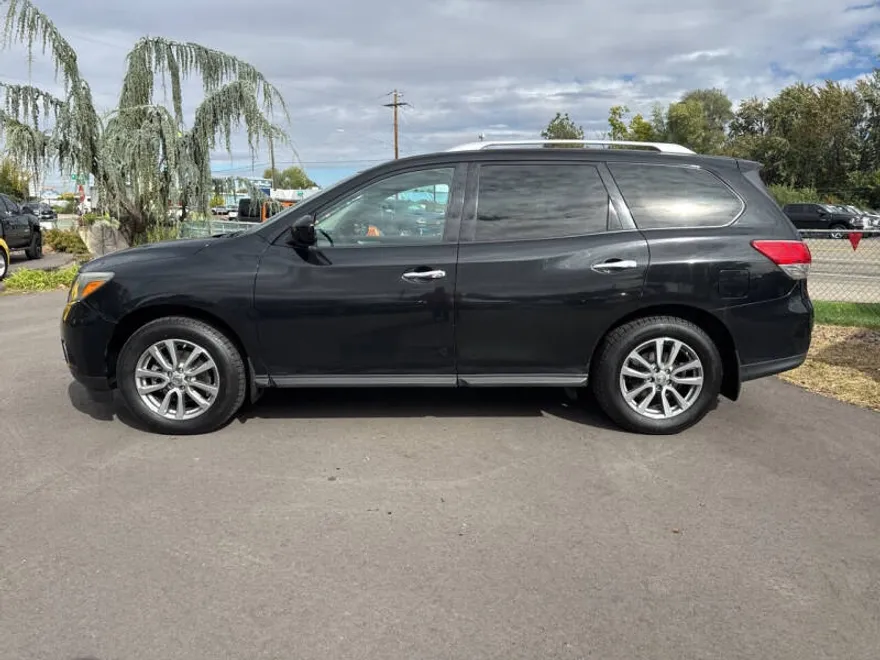 2016 Nissan Pathfinder SV photo 1