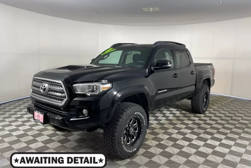 2017 Toyota Tacoma TRD Sport V6 photo 1
