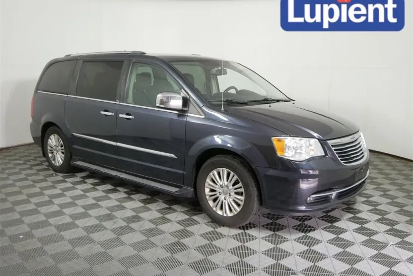 2014 Chrysler Town & Country Limited photo 1
