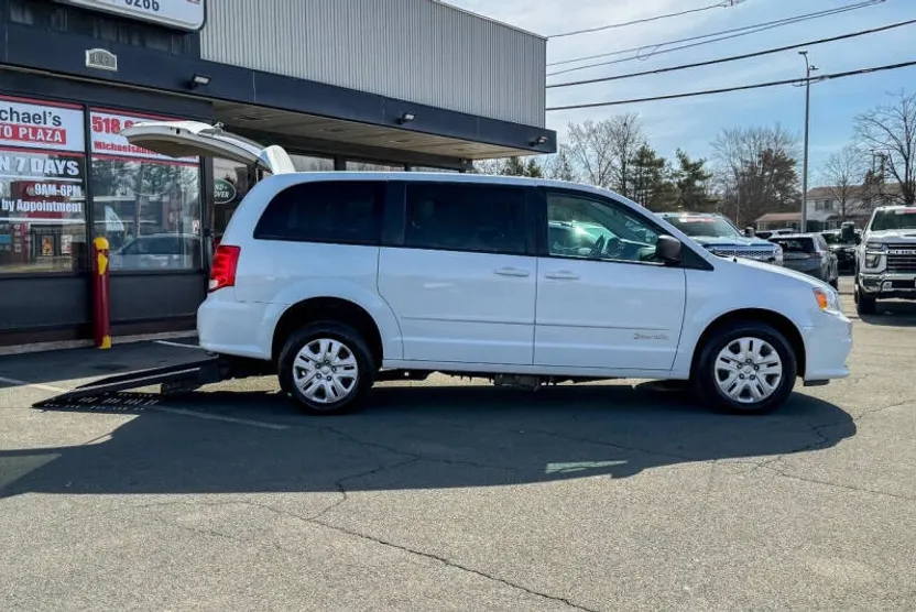 2016 Dodge Grand Caravan SE photo 1