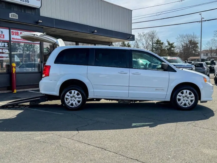 2016 Dodge Grand Caravan SE photo 1