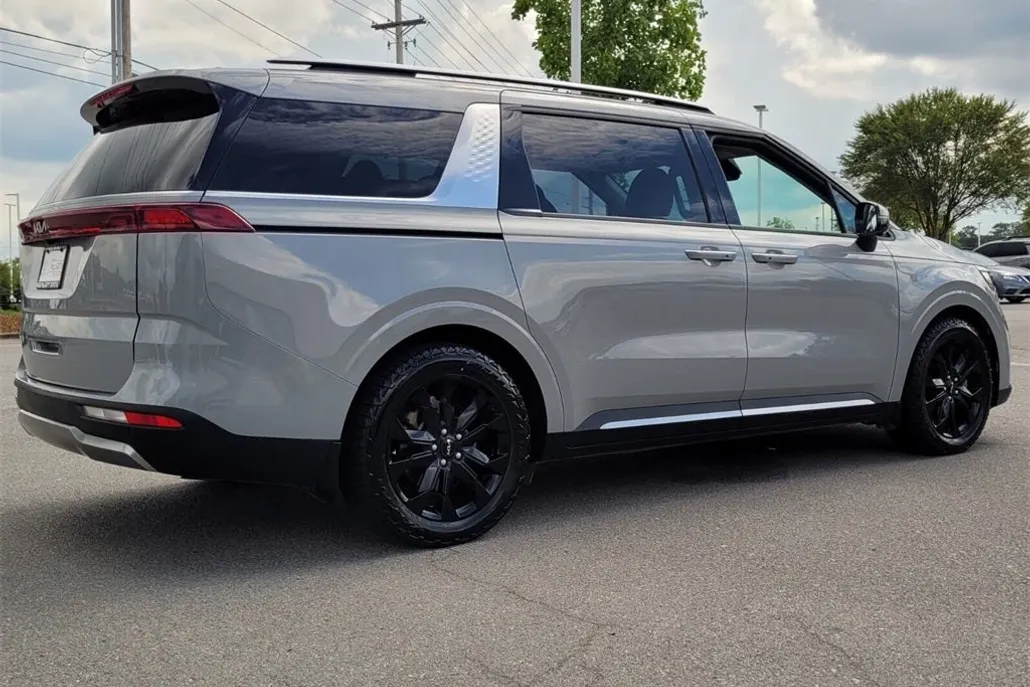 2024 Kia Carnival SX photo 1