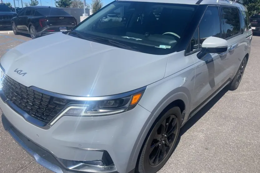 2022 Kia Carnival SX photo 1