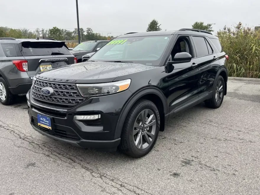 2023 Ford Explorer XLT Sport photo 1