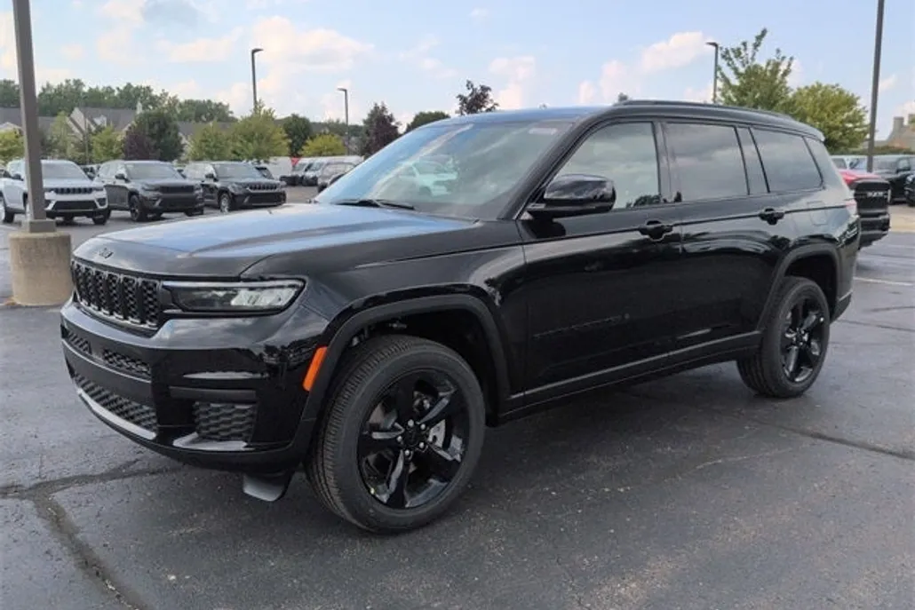 2025 Jeep Grand Cherokee Altitude photo 1