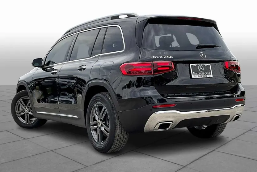 2025 Mercedes Benz GLB 250 4MATIC photo 1