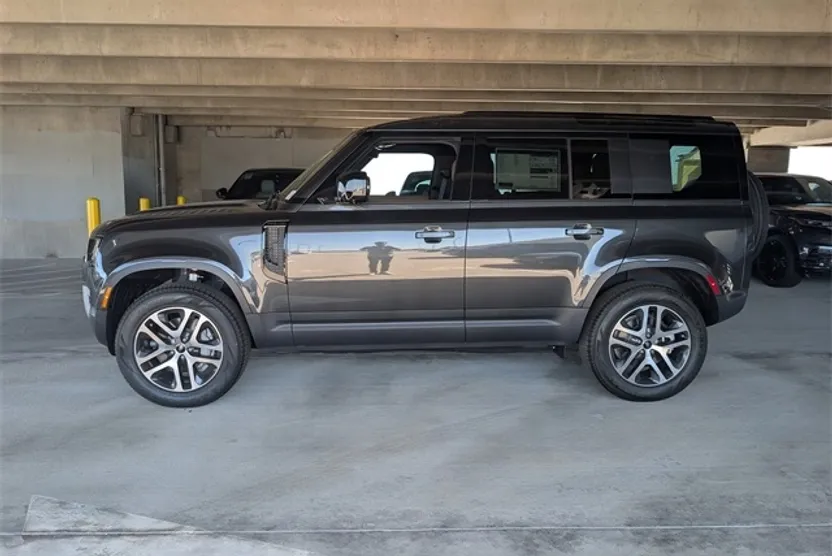 2025 Land Rover Defender 110 S photo 1