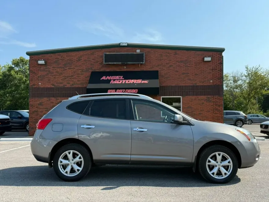 2010 Nissan Rogue SL photo 1