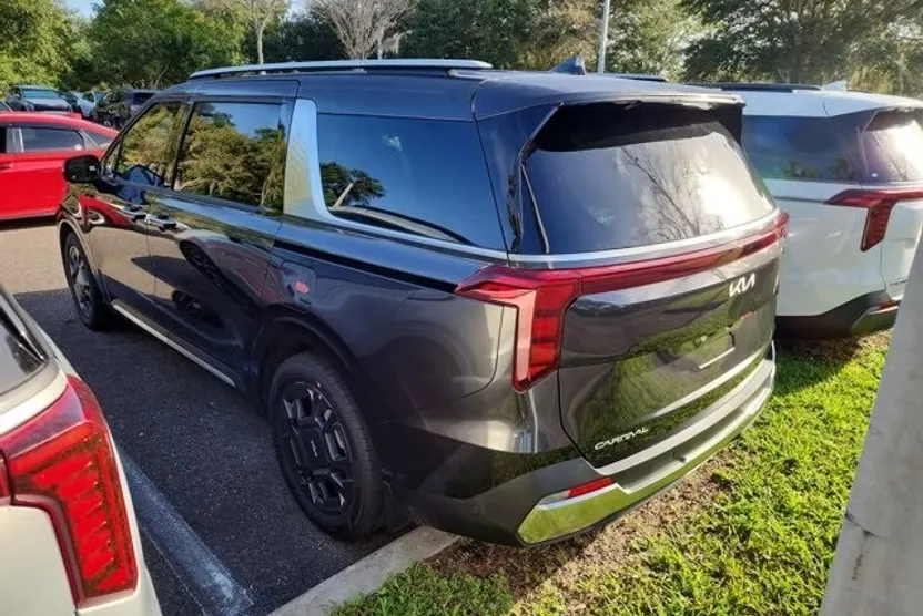 2026 Kia Carnival SX photo 1