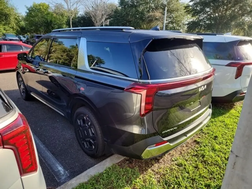 2026 Kia Carnival SX photo 1