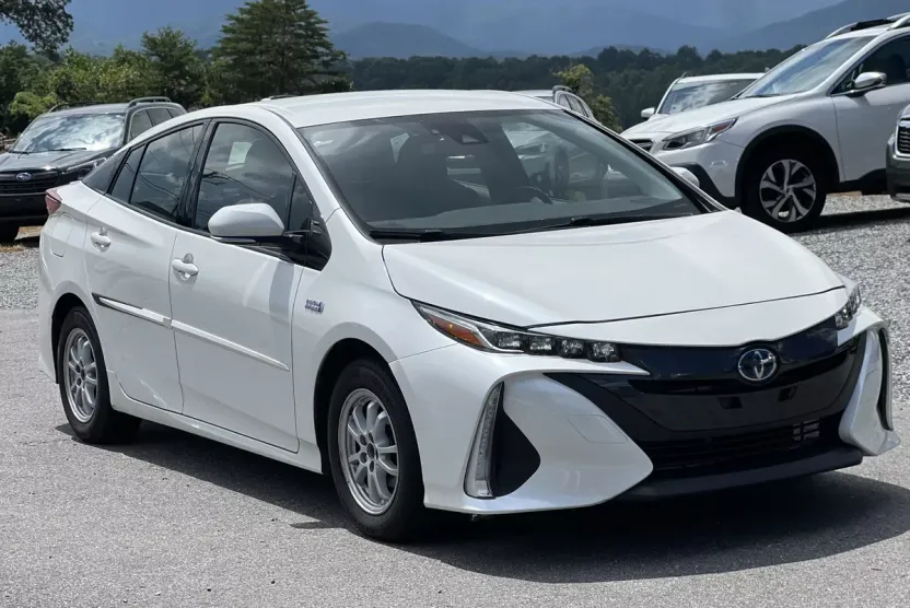 2017 Toyota Prius Prime Plus photo 1