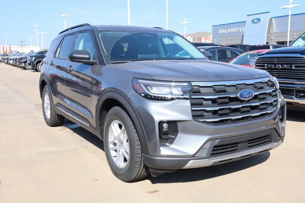 2025 Ford Explorer photo 1