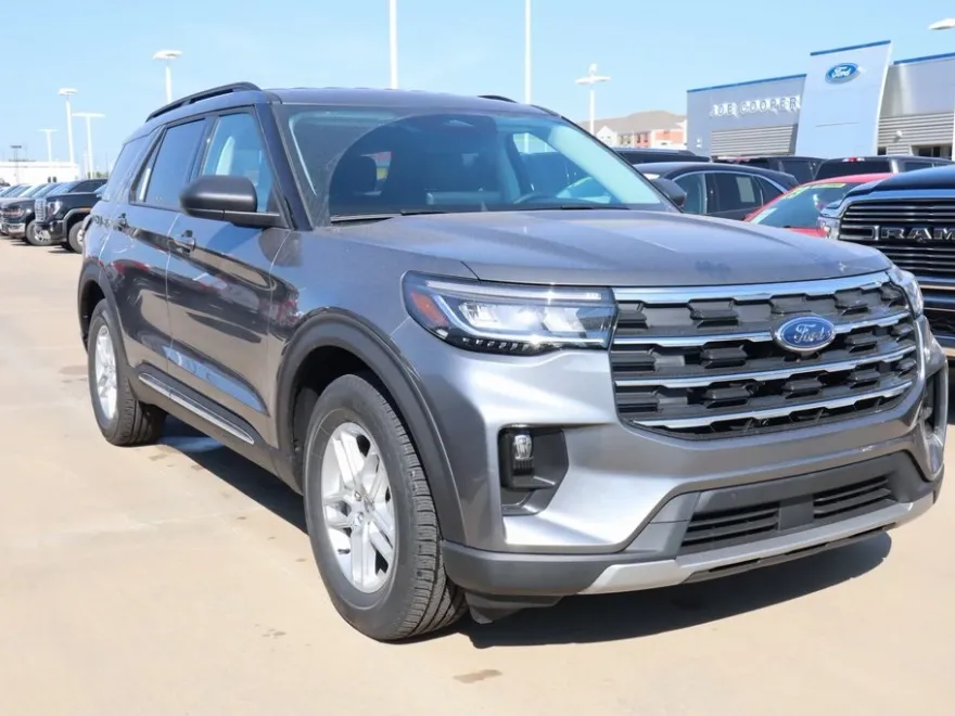 2025 Ford Explorer photo 1