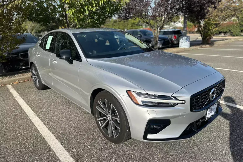 2022 Volvo S60 B5 Momentum photo 1