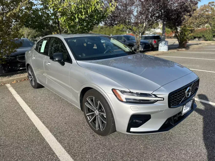 2022 Volvo S60 B5 Momentum photo 1