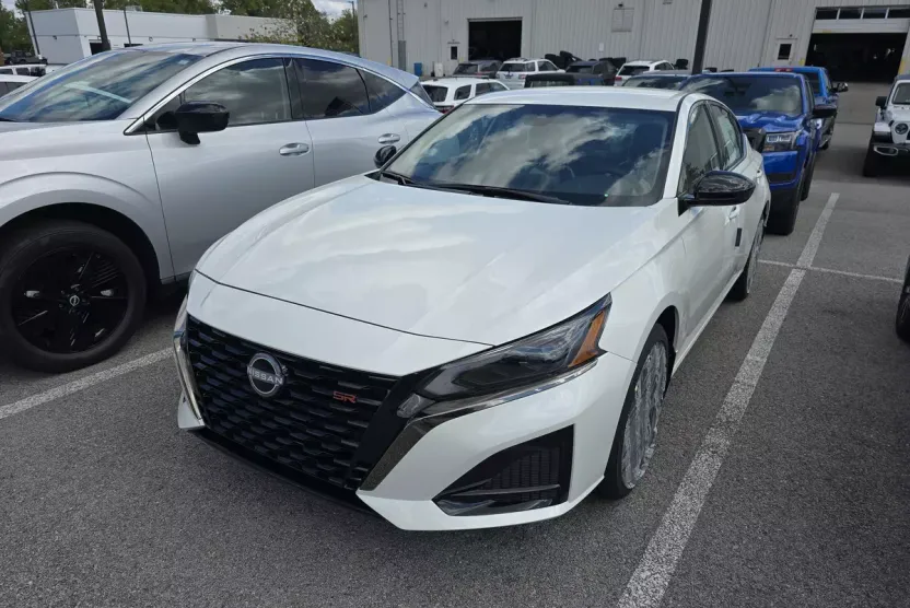 2025 Nissan Altima SR photo 1