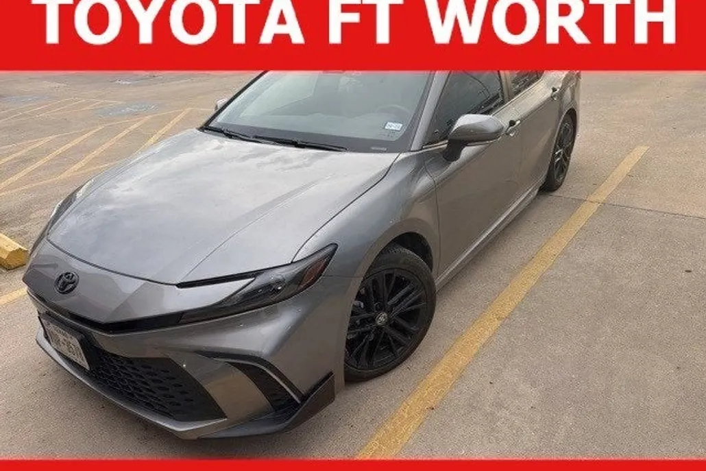 2025 Toyota Camry SE photo 1