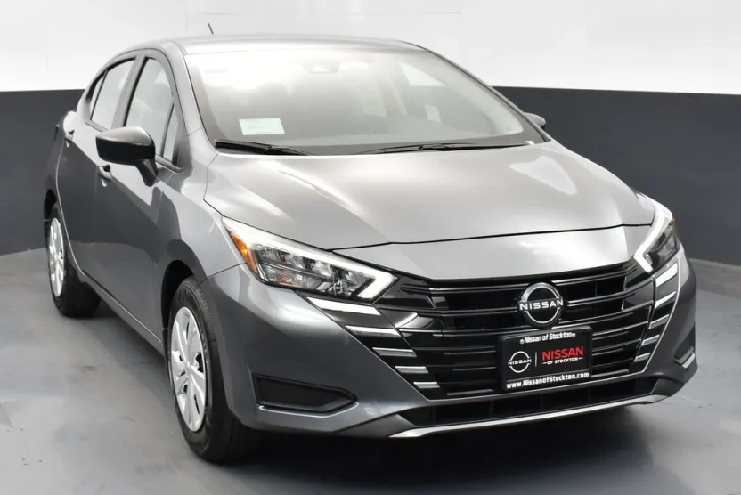 2025 Nissan Versa 1.6 S photo 1