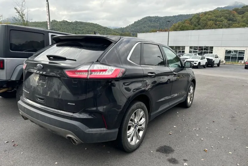 2022 Ford Edge Titanium photo 1