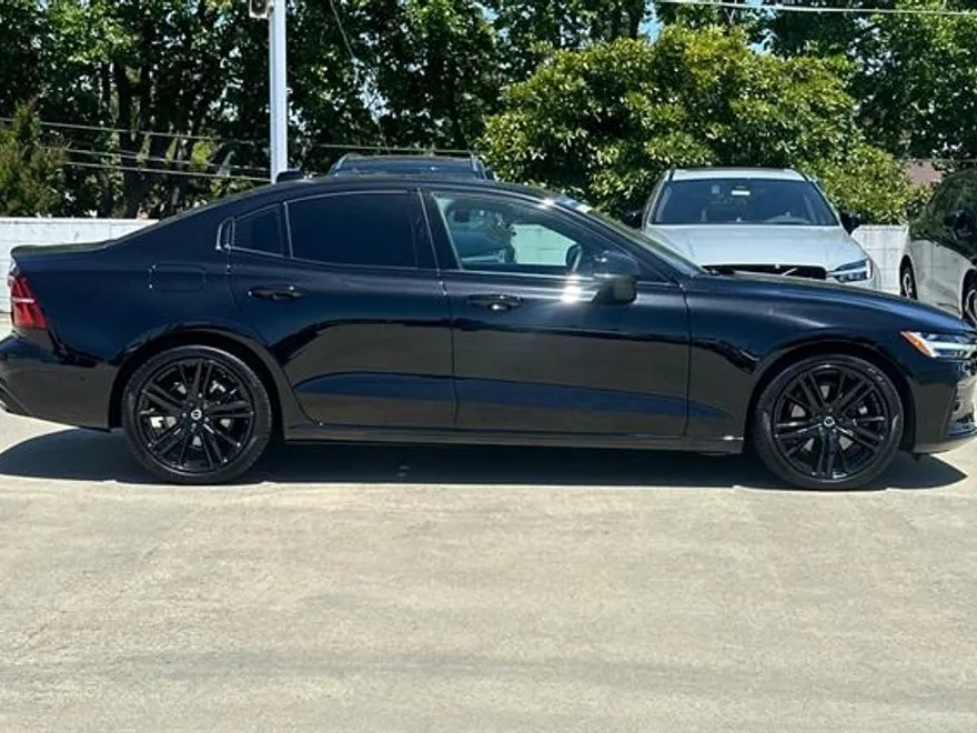 2024 Volvo S60 B5 Plus Black Edition photo 2