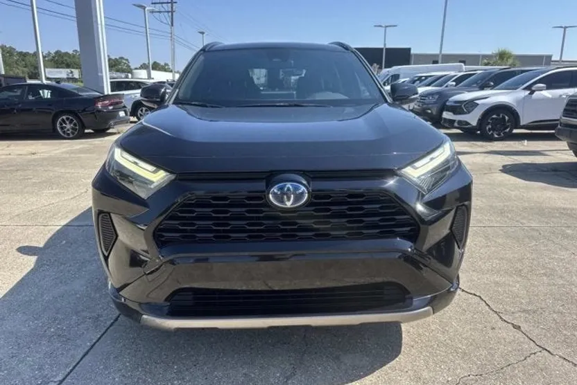 2022 Toyota RAV4 Hybrid SE photo 1