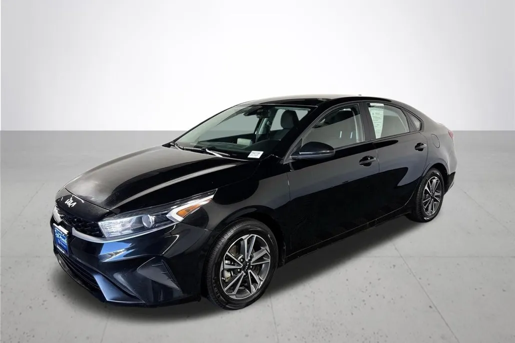 2023 Kia Forte LXS photo 1