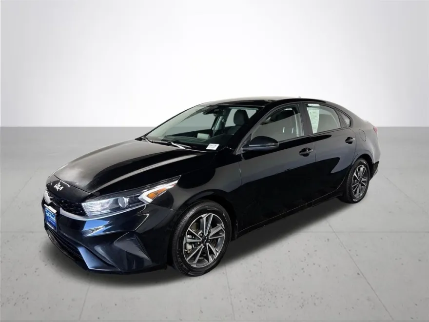 2023 Kia Forte LXS photo 1
