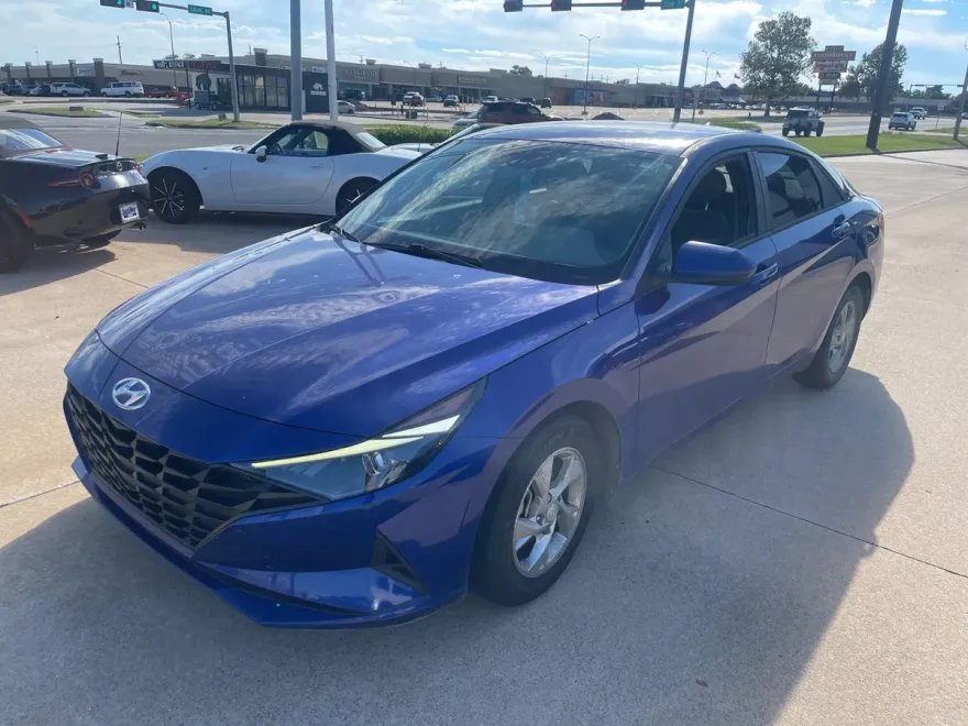 2023 Hyundai Elantra SE photo 1