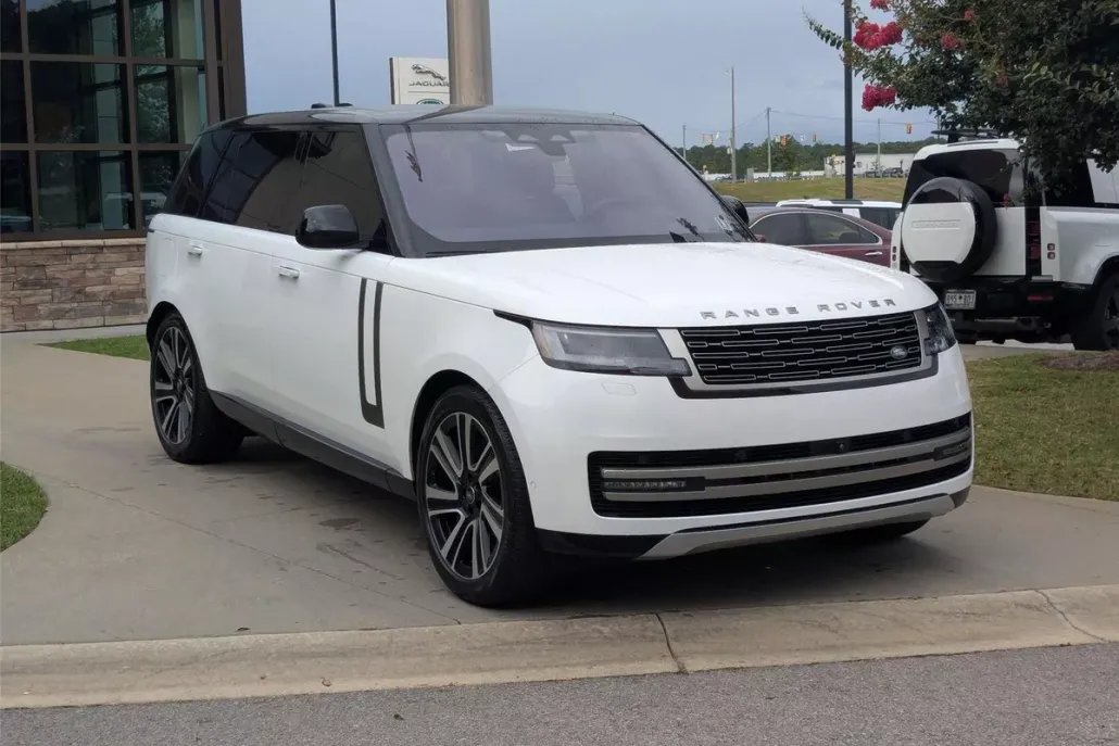2023 Land Rover Range Rover SE photo 1