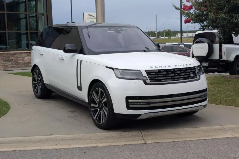 2023 Land Rover Range Rover SE photo 1