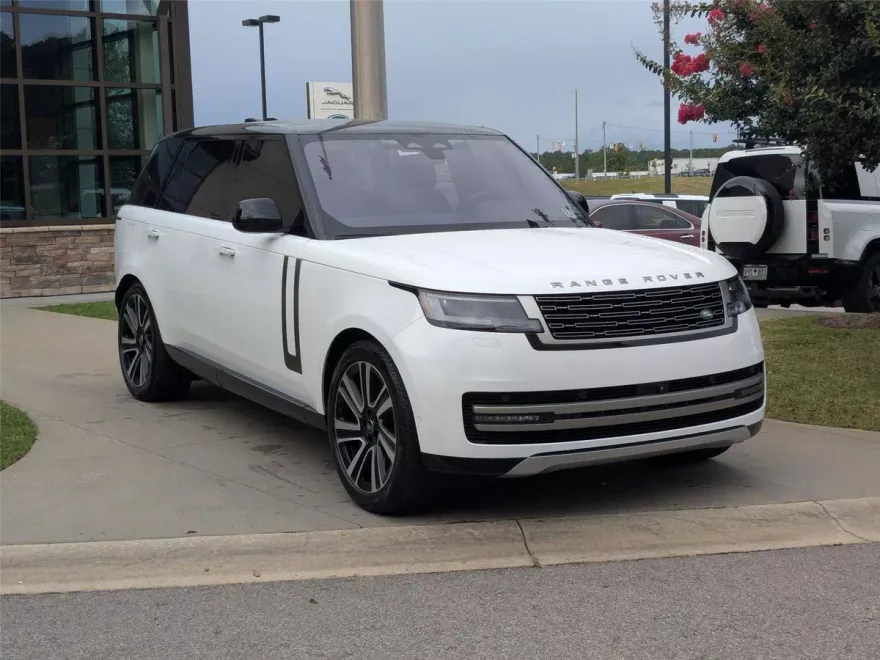 2023 Land Rover Range Rover SE photo 1