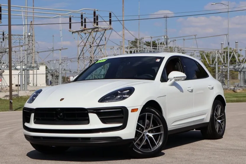 2025 Porsche Macan T photo 1