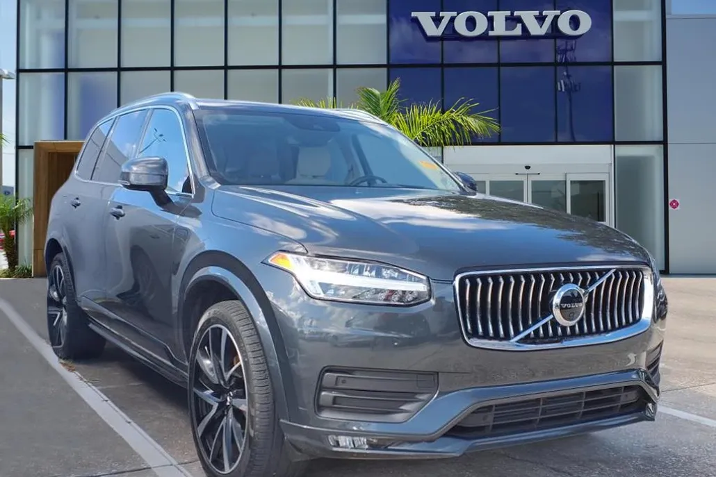 2022 Volvo XC90 T6 Momentum photo 1