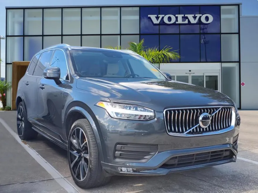 2022 Volvo XC90 T6 Momentum photo 1