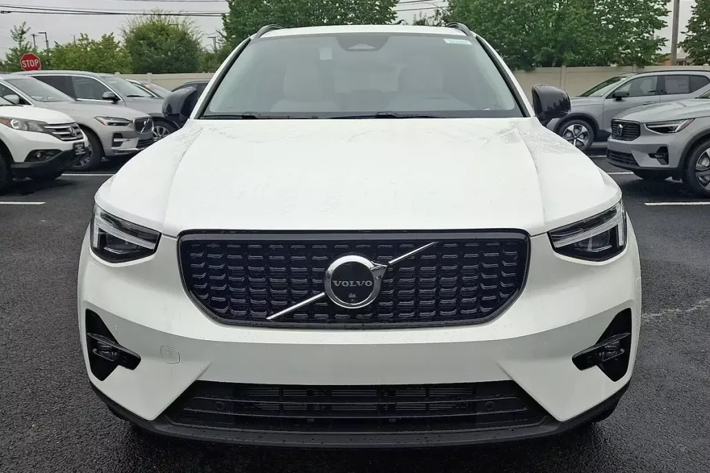 2026 Volvo XC40 photo 1
