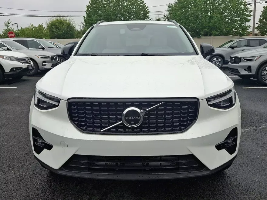 2026 Volvo XC40 photo 1