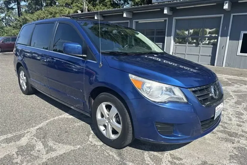 2011 Volkswagen Routan SE photo 1