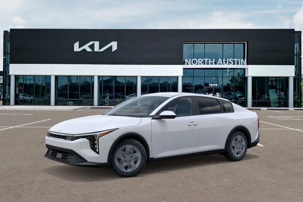 2025 Kia K4 LXS photo 1
