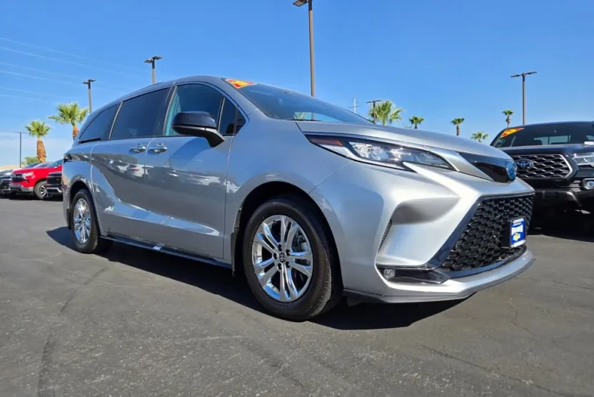 2022 Toyota Sienna XSE photo 1