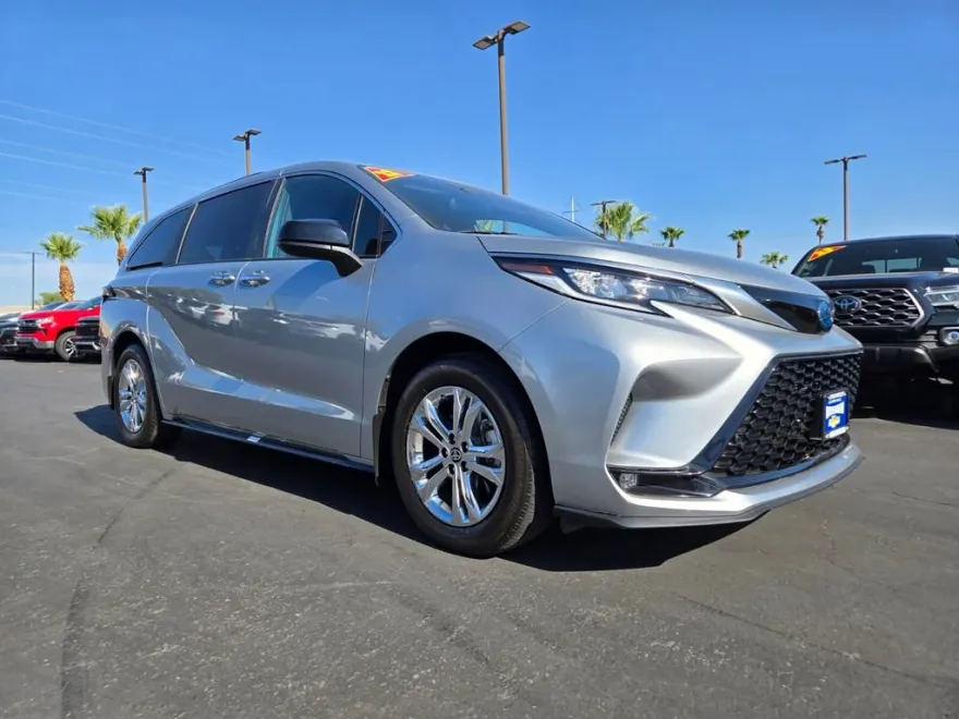 2022 Toyota Sienna XSE photo 1