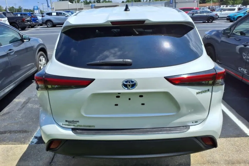 2023 Toyota Highlander Hybrid LE photo 1