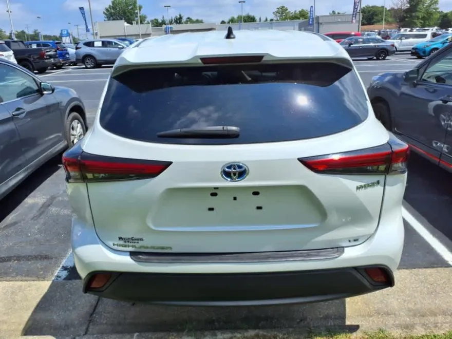 2023 Toyota Highlander Hybrid LE photo 1