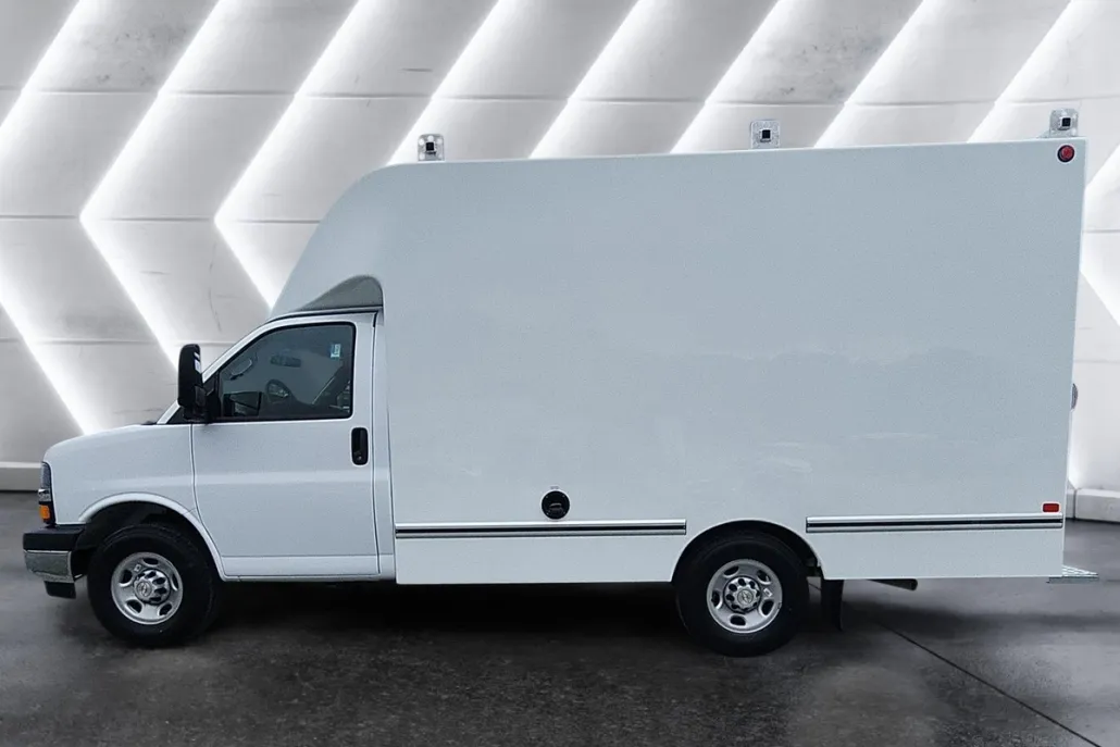2025 Chevrolet Express Cutaway 3500 photo 1