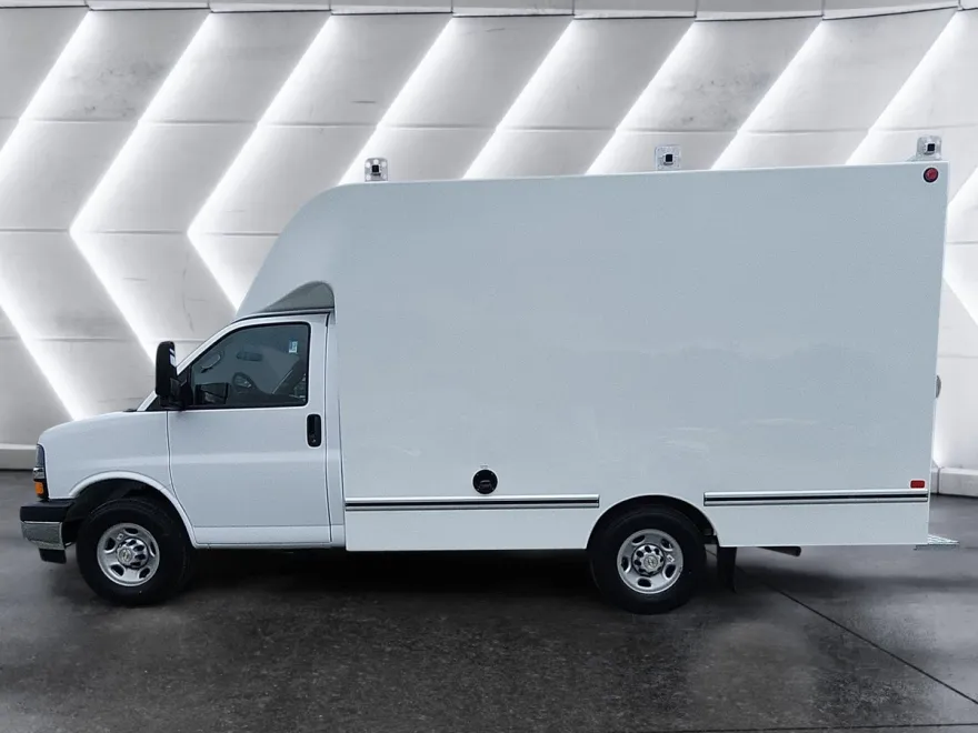 2025 Chevrolet Express Cutaway 3500 photo 1