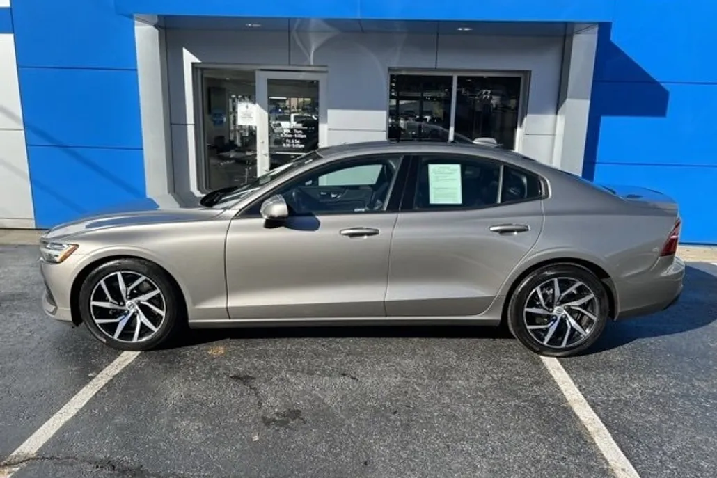 2019 Volvo S60 T6 Momentum photo 1