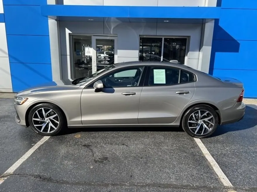 2019 Volvo S60 T6 Momentum photo 1