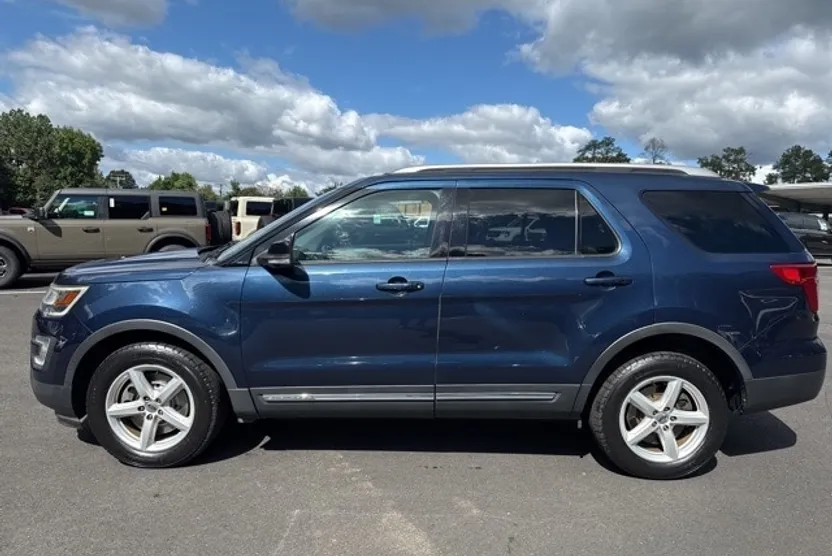 2017 Ford Explorer XLT photo 1