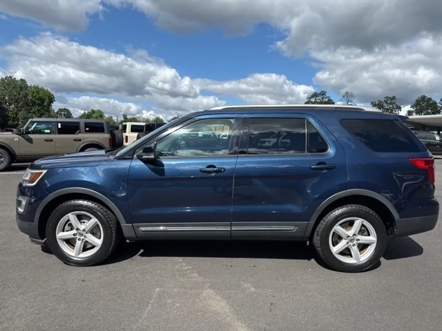 2017 Ford Explorer XLT photo 1