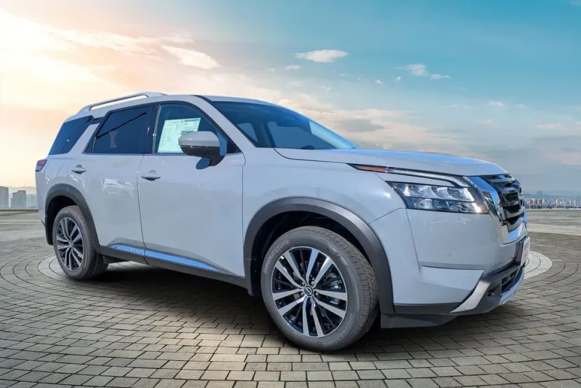 2025 Nissan Pathfinder Platinum photo 1