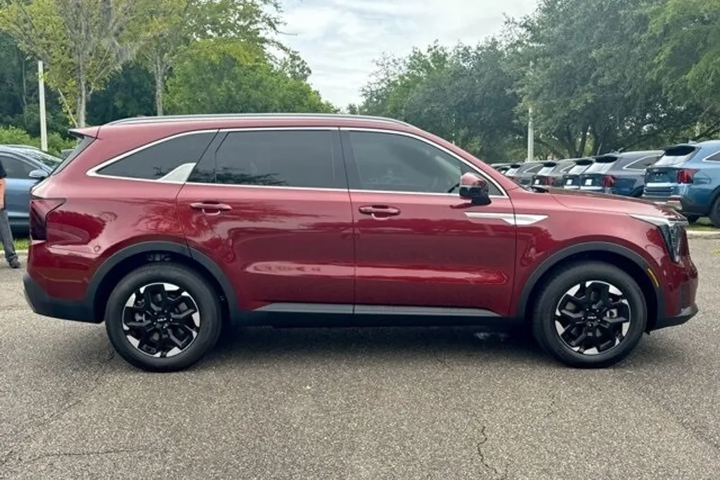 2025 Kia Sorento S photo 1